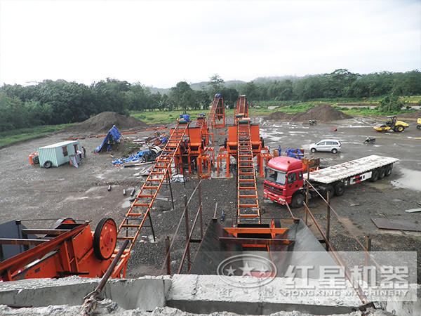 鹅卵石制沙生产现场 鹅卵石制沙生产现场