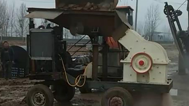 小型锤式碎石机现场实拍